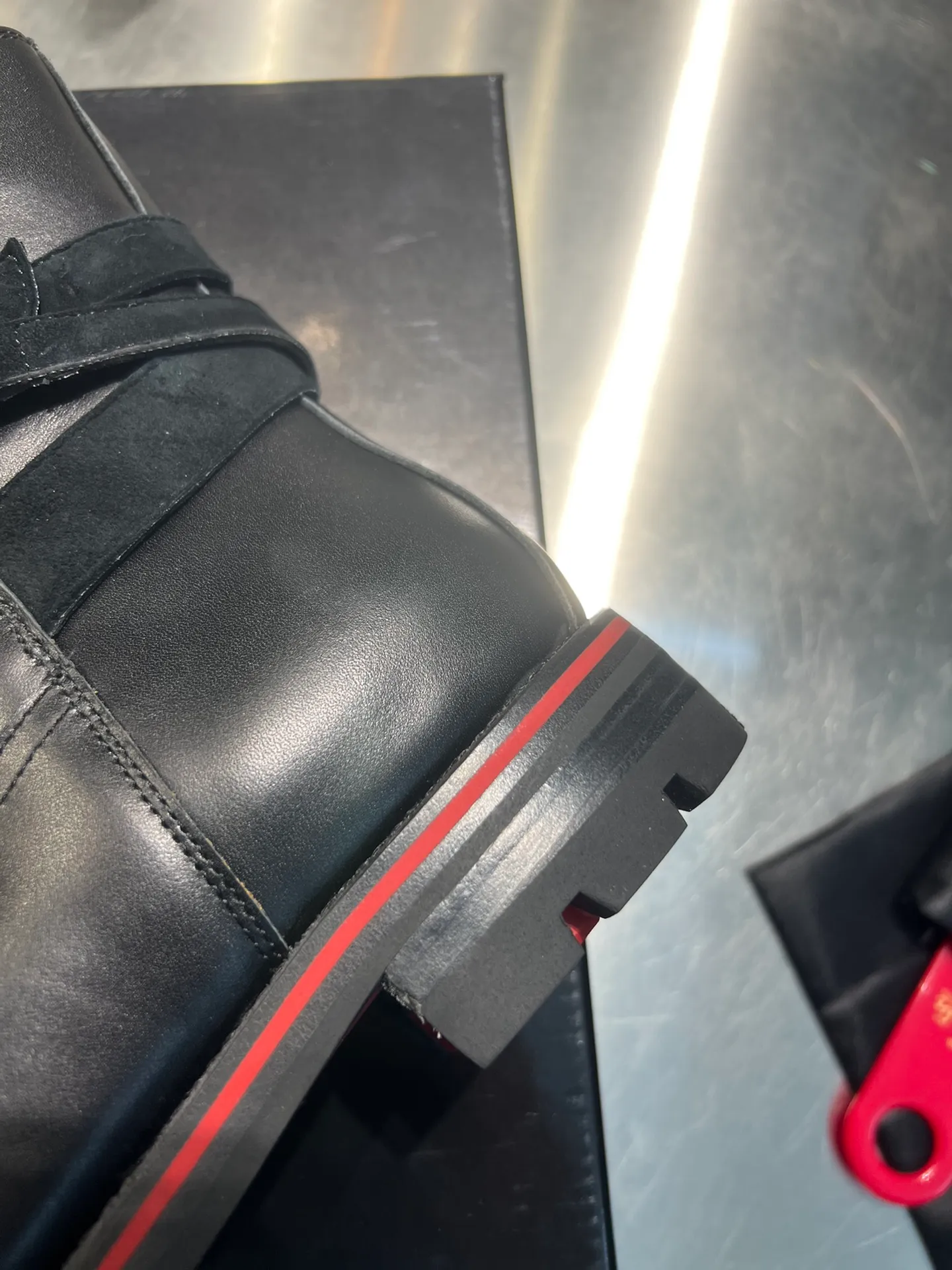 👟👟Ex-factory price 880👟👟 ╔Black cowhide boots with tire soles and front toe nails╗ ·Top version customization·²⁰²²𝐬𝐬 𝑪𝒉𝒓𝒊𝒔𝒕𝒊𝒂𝒏 𝑳𝒐𝒖𝒃𝒐𝒖𝒕𝒊𝒏 ▪️No matter the last shape, fabric, diamonds, nails, lining, outsole, they are as close as possible to ZP... ▪️The original sole is specially provided by the original factory ▪️The lining is imported water-dyed cowhide ▪️Private customization time is about 3-7 days —————— Size: Men's 38M-47M